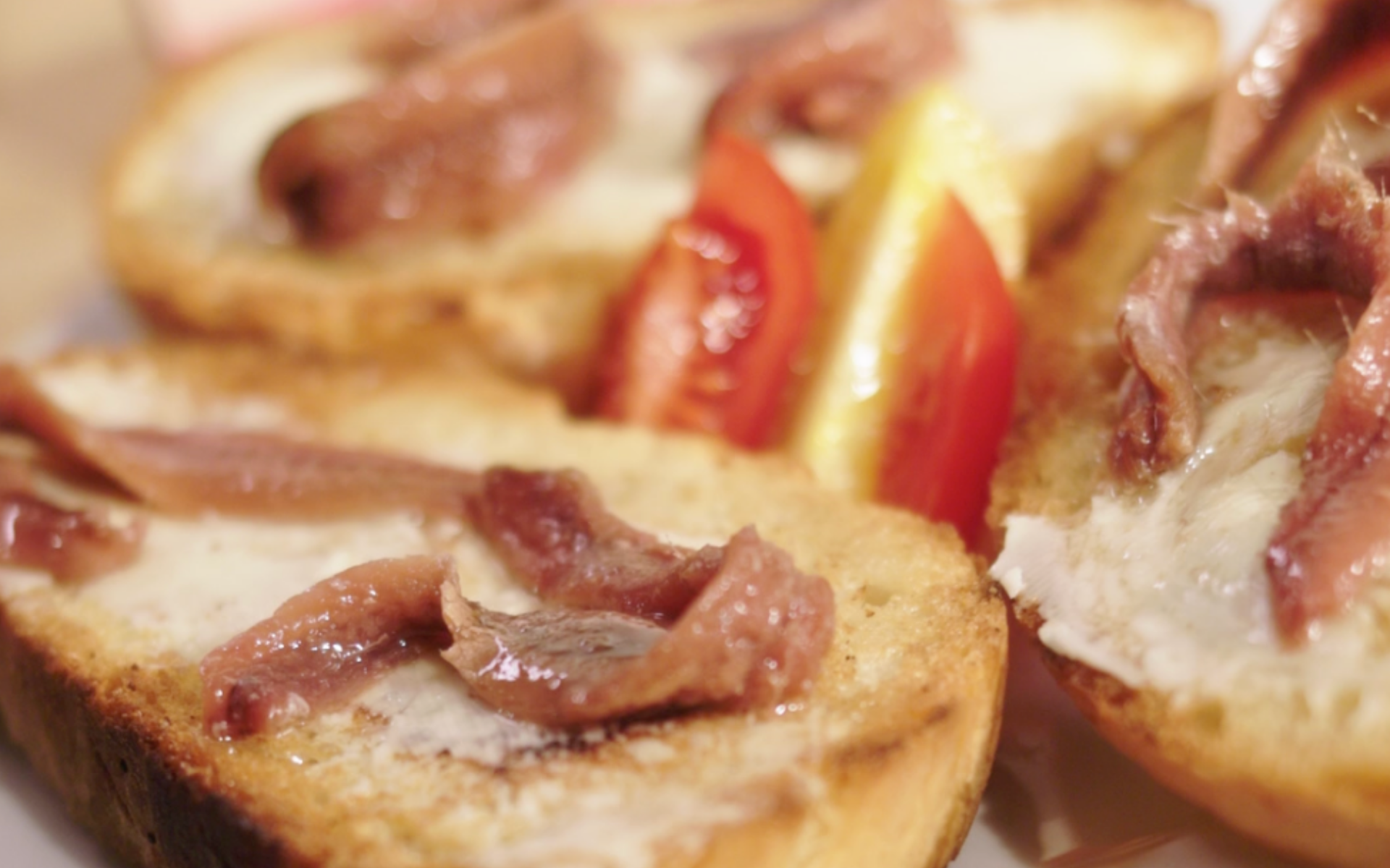 Crostini mit Butter und Sardinen