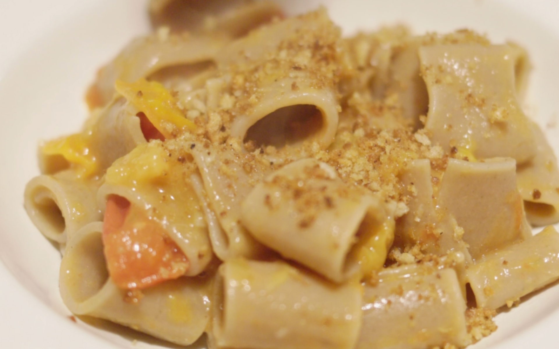 Calamarata mit frischen Tomaten & Sardellen